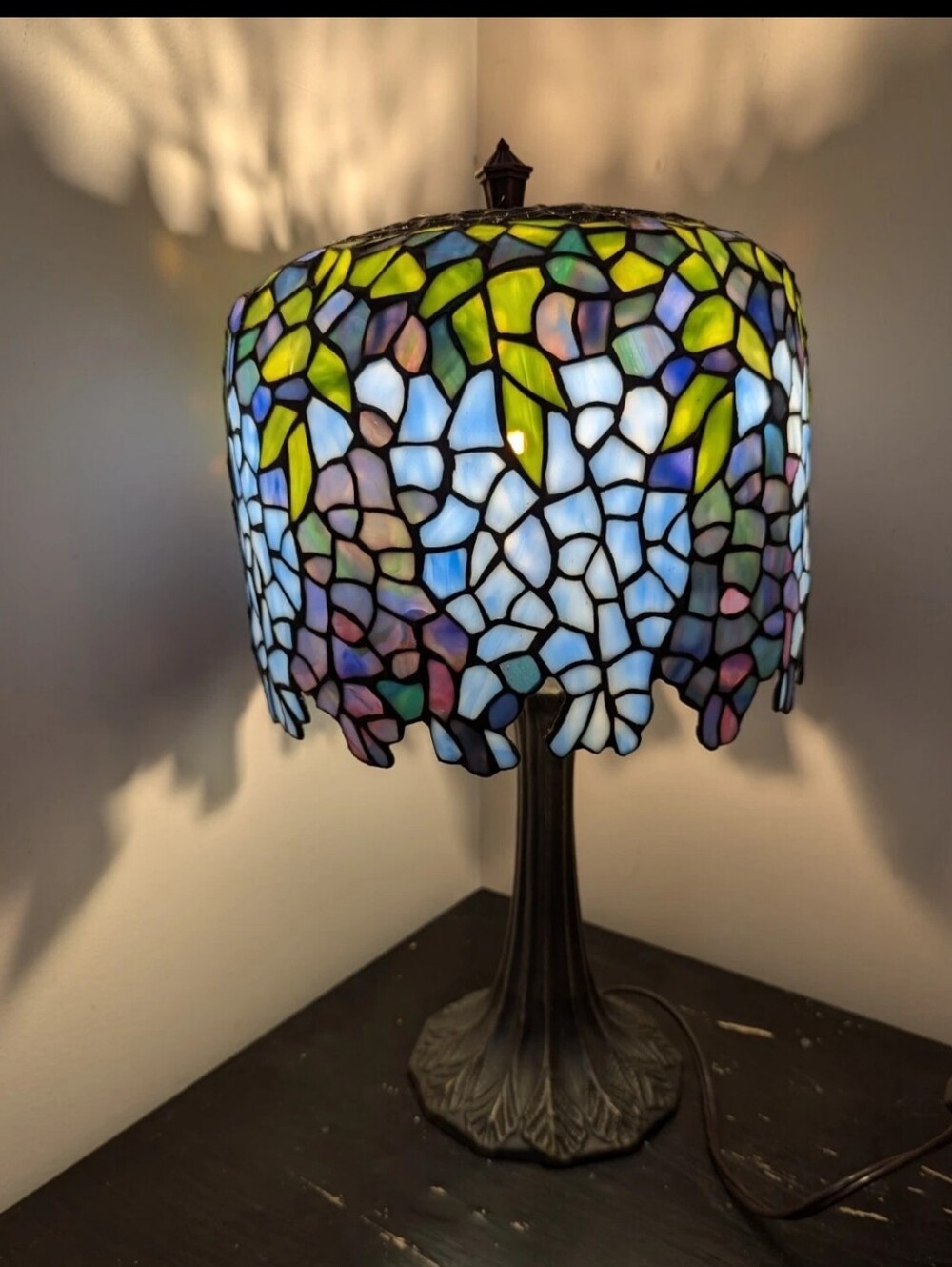 Tiffany-style Wisteria stained glass table lamp